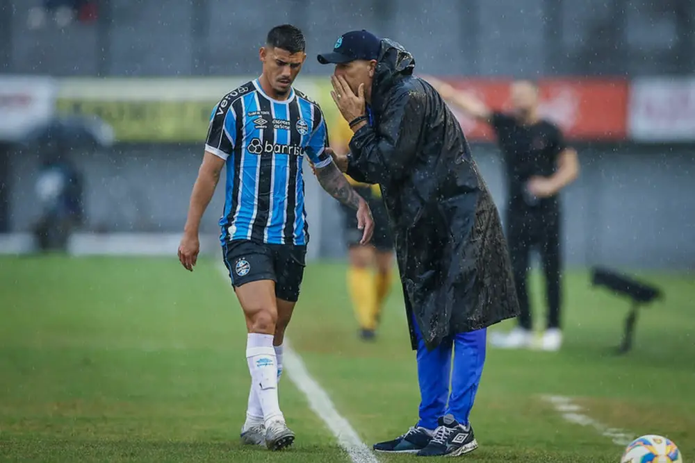 Mayk sofre lesão e desfalca o Grêmio na lateral esquerda