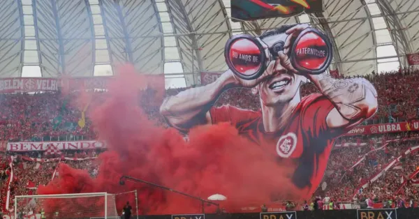 GreNal: Mosaico Provocativo e a História da Paternidade Colorada