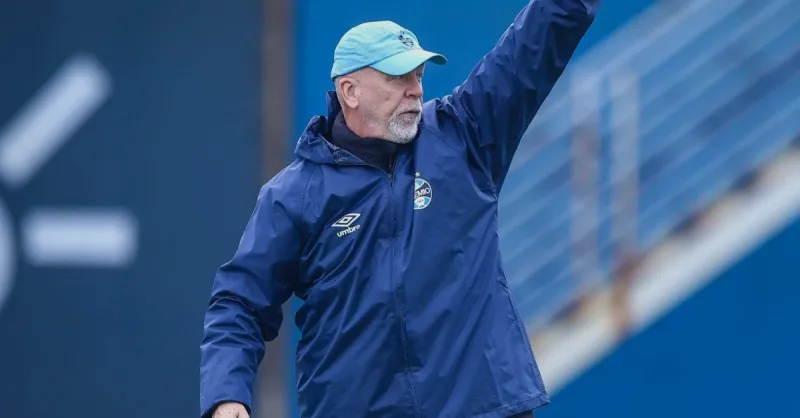 Grêmio: Mano Menezes Reconfigura Defesa para Duelo Crucial