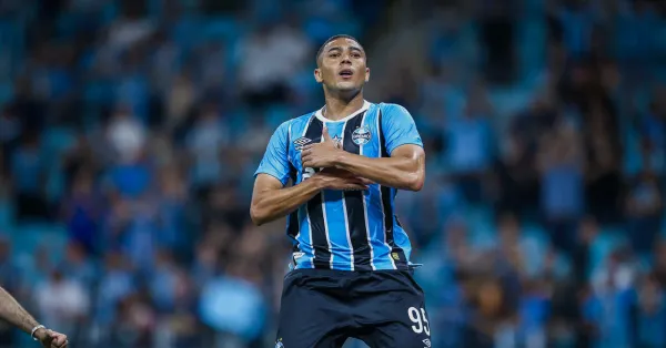 Carlos Vinicius Brilha no Grêmio e Supera Memphis Depay: Artilharia e Impacto