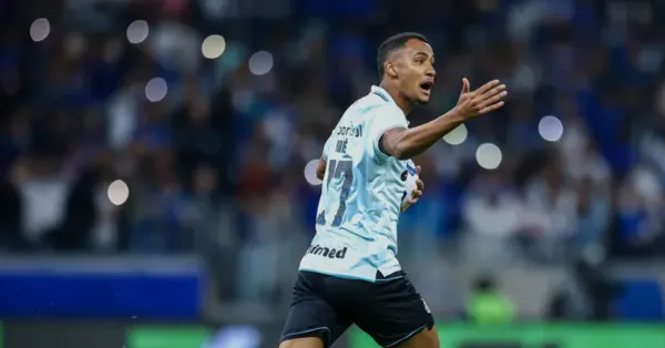 Grêmio negocia contrato de André Henrique até 2029 para evitar saída