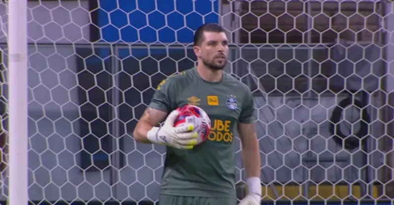 Volpi nega saída do Grêmio, fala sobre disputa com Weverton e elogia