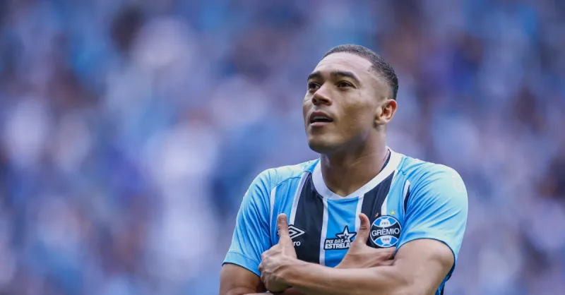 Carlos Vinicius Lidera o Grêmio na Vitória Contra Guarany: Notas e Análise